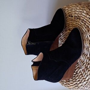 Andre Assous Womens Sally  Black Suede 3"‎ Wood Wedge Ankle Booties S-8